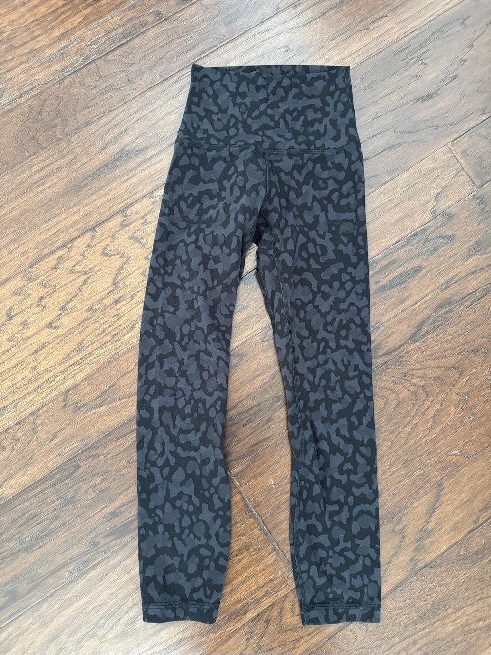 lululemon athletica Black and Charcoal Animal Print crop Leggings size 0